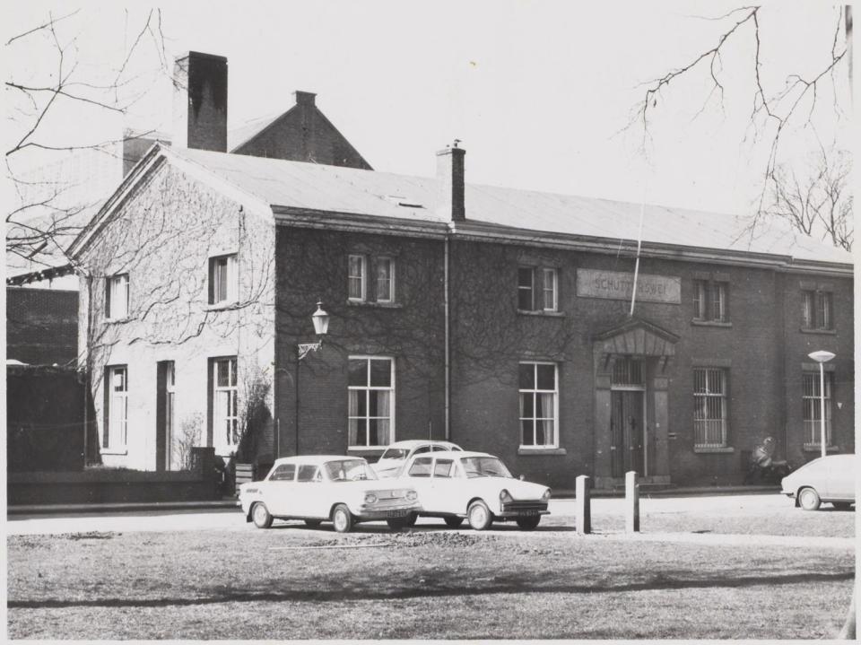 Oude foto van gevangenis Schutterswei met auto's geparkeerd
